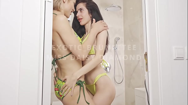 4K Hot Shower Lesbians Kissing and pussy fingering till Orgasmus
