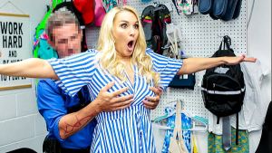 Julia Robbie Wants to Leave the Store without Landing in Big Trouble – Liftermilf