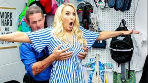 Julia Robbie Wants to Leave the Store without Landing in Big Trouble – Liftermilf