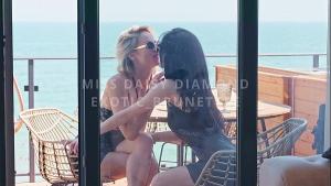 Sexi Lesbian Champagne Shower till big SQUIRT 4K