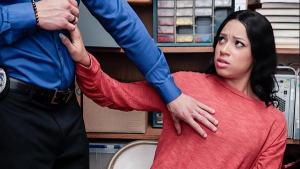 Teeh Was Confronted About Her Shoplifting Crime by The Guard – Fuckthief