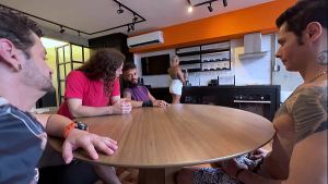 Anfitriã safada mostra que sabe como receber os amigos do namorado corno numa visita