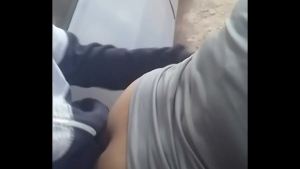 Cogiendo al lado del auto en estacionamiento privado