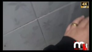 Casada escapa para o banheiro com lavador de carro enquanto corno espera. (Completo no Red)