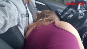 Esposa fazendo boquete no estacionamento do supermercado em plena luz do dia, engoliu a porra e ainda limpou os lábios Blowjob inside the car in the parking lot of the market