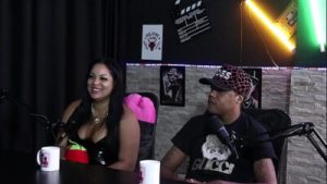 Ficou nervosa e resolveu fazer um boquete dentro do carro com o produtor, e o gang bang no halloween foi hard – Hanna Pimentinha e Richard Pimenta (SHEER/RED)