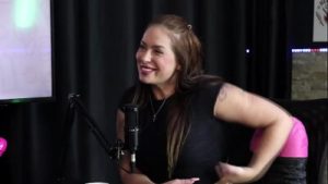 Foi fazer um conteúdo, ficou de 4 e levou um murro na costela, então gostou, e falou quem dava Match ou não no jogo do Tinder – Francis Simas (SHEER/RED)