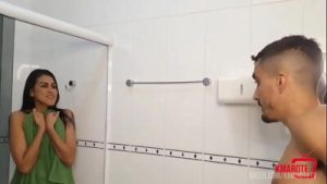 Fui pega no banho e cai de boca na piroca gigante