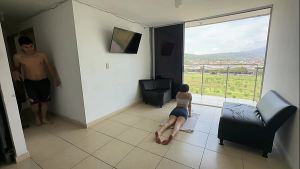 Le ayudo a mi latina hermanastra con su rutina de yoga para terminar haciendo unos ricos ejercicios con mi pene dentro de su apretado culo dandole toda mi rica leche.