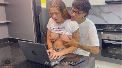 Le ayudo con las clases de informatica a mi linda hermanastra y la hago que se deje follar muy duro por el culo. H.L.