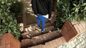 Le meto la polla a mi hermanastra en el bosque de la cuidad, lanzo mi leche a un muro de sementó