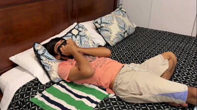 Me excito mientras olfateo los calzones de mi hermanastra y me pide que la folle a cambio de guardar el secreto.