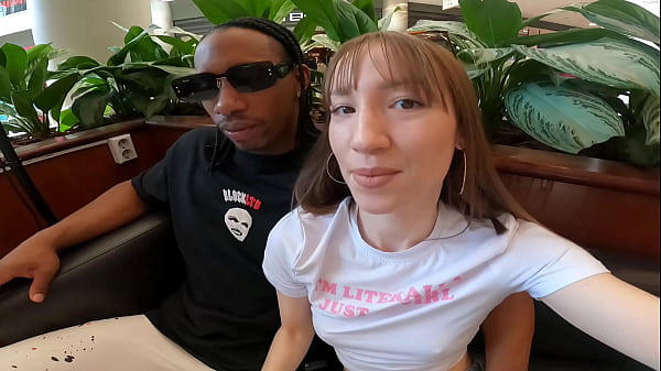 Me following a mi hermanastra en el probador de la tienda y le hecho la leche en las tetas