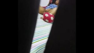 Mi hermanastro me descubre masturbandome en la habitacion, El muy cachondo me folla y me llena la cara de leche HISTORIA COMPLETA