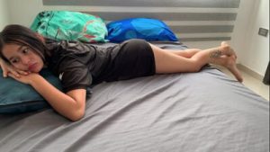 Mi linda hermanastra menor me pide mi dura polla como regalo de cumpleaños y quiere tragarse toda mi leche.