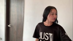 Mi linda hermanastra menor me pide mi dura polla como regalo de cumpleaños y quiere tragarse toda mi leche. H.L.