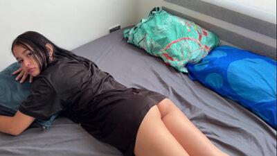 Mi pequeña hermanastra me deja correrme en su culo como regalo de cumpleaños.