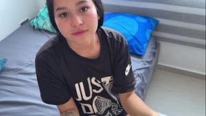 Mi timida hermanastra pide de regalo de 18 mi gran polla y yo la complazco tan rico que la hago venir a chorros.