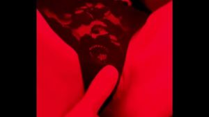 Nádherná mladá žena moc ráda stříkat squirtem.