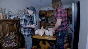 Place à la magie de Pâques !J’apparait en Lapine ! Et j’en prends plein le cul … Tu aimes mon nouveau joue …