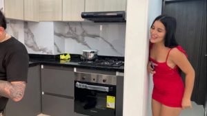 SOY ADICTO AL PORNO Y MI PUTA HERMANASTRA ME BAJA LA ADICCION DEJANDOME PROBAR POR PRIMERA VEZ UN RICO COÑO.