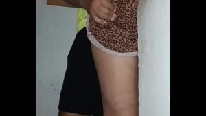 Surpresa Inesperada no Encontro do Tinder: “Sogra” em Casa e sexo proibido nas Escadas. Muito tesão