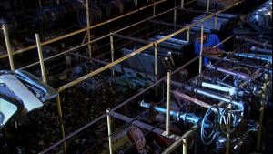 The agent couple fuck quick in the stolen auto parts warehouse