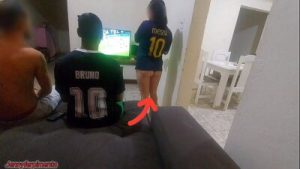 tive que fazer sexo com amigo do meu marido por causa de uma aposta, mas fiquei com tesão e acabei fazendo DP com os dois