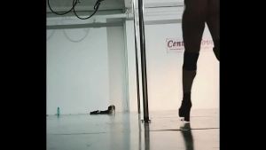 Doctora argentina muestra el culo bailando en el tubo