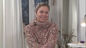 Ersties – Blonde Tschechin in heißen Strümpfen fingert sich zum Orgasmus