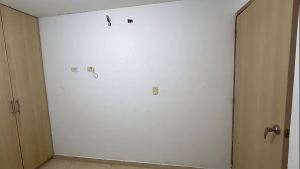 Espio en el closet a mi latina culona hermanastra mientras se cambia, me descubre y luego me deja meterle mi enorme y rica polla por su estrecho culo dandole toda mi rica leche.