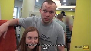 HUNT4K. La ingenua conejita de gimnasio tiene sexo con un hombre rico