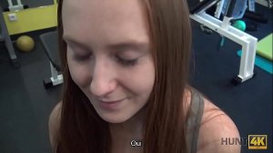 HUNT4K. Un lapin de gym naïf a des relations sexuelles avec un homme
