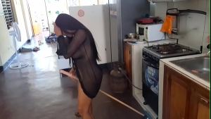 LEAKED VIDEO – Famous Mexican influencer masturbating in the kitchen with a broomstick