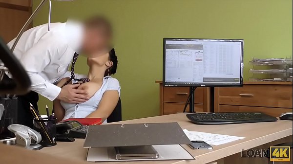 LOAN4K. Bombasse aux gros seins satisfait l’homme pour obtenir l’argent nécessaire