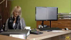 LOAN4K. Chérie donne une poule mouillée pour le forage à un agent de prêt coquine