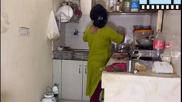 Mi marido me sol prende mientras cocino y me folla bien rico en la cocina