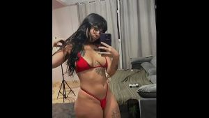 Novinha perde o telefone e vídeos íntimos que ela faz pro namorada vazam na net.