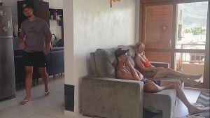 O MARIDO NA COZINHA E ELA NA SALA COM O AMIGO