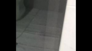padrastro tiene una ereccion al espiar asu hijastra en la ducha