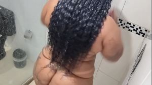 Peguei Ela Tomando e Banho e Não Resisti Gozei Gostoso no Rabo Dessa Safada .