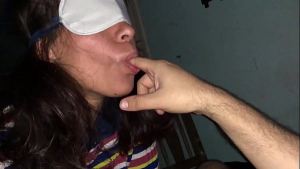 Petera argentina con ojos vendados chupa pija