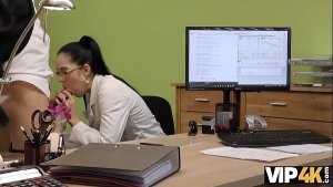 VIP4K. Elis calda con gli occhiali dà la figa per la perforazione all’agente di prestito