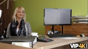 VIP4K. L’agent la chatte serrée de l’jeunes puis il approuve le prêt des filles