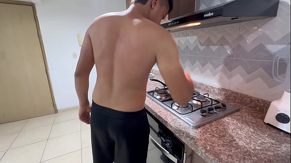 Mi latina culona hermanastra me ve cocinando, me pide un poco y termino dandole me mi rica polla por su estrecho culo hasta darle toda mi rica leche.