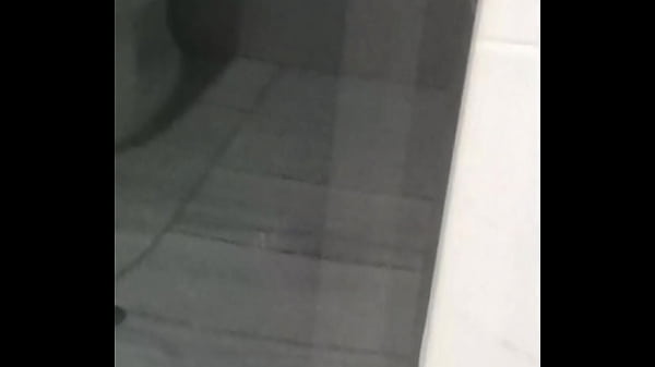 padrastro tiene una ereccion al espiar asu hijastra en la ducha