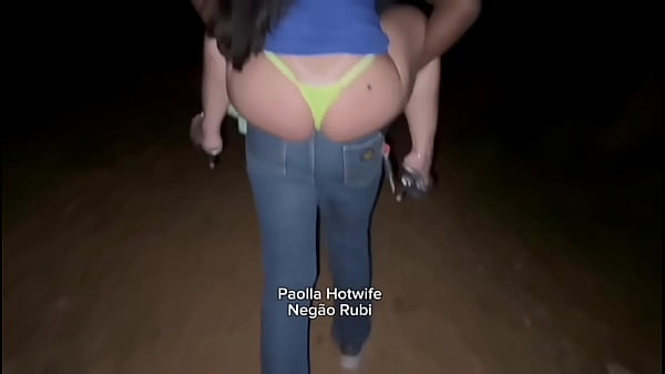 Paolla Hotwife é Arrastada de cavalinho por Negão de 23cm para o mato no Parque Flamboyant.Ali mesmo a puta casada fudeu gostoso com o negro junto do seu corno manso. Paolla é snowbunny de verdade