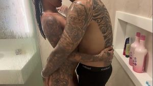 Surprise in the shower ends in Creampie – completo em sheer