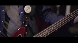 DOS FEOS SE QUIEREN FOLLAR A TREMENDA YEGUA PERO NINGUNO DE LOS 2 LO CONSIGUE Y SE TERMINAN DÁNDOSE AMOR ENTRE ELLOS DESPUÉS DE PELEAR