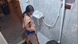 Dando o cuzinho no banheiro enquanto a amiga está do lado esperando tudo acabar